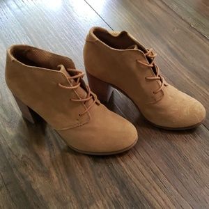 Tom's suede booties size 8.5 in VGUC
